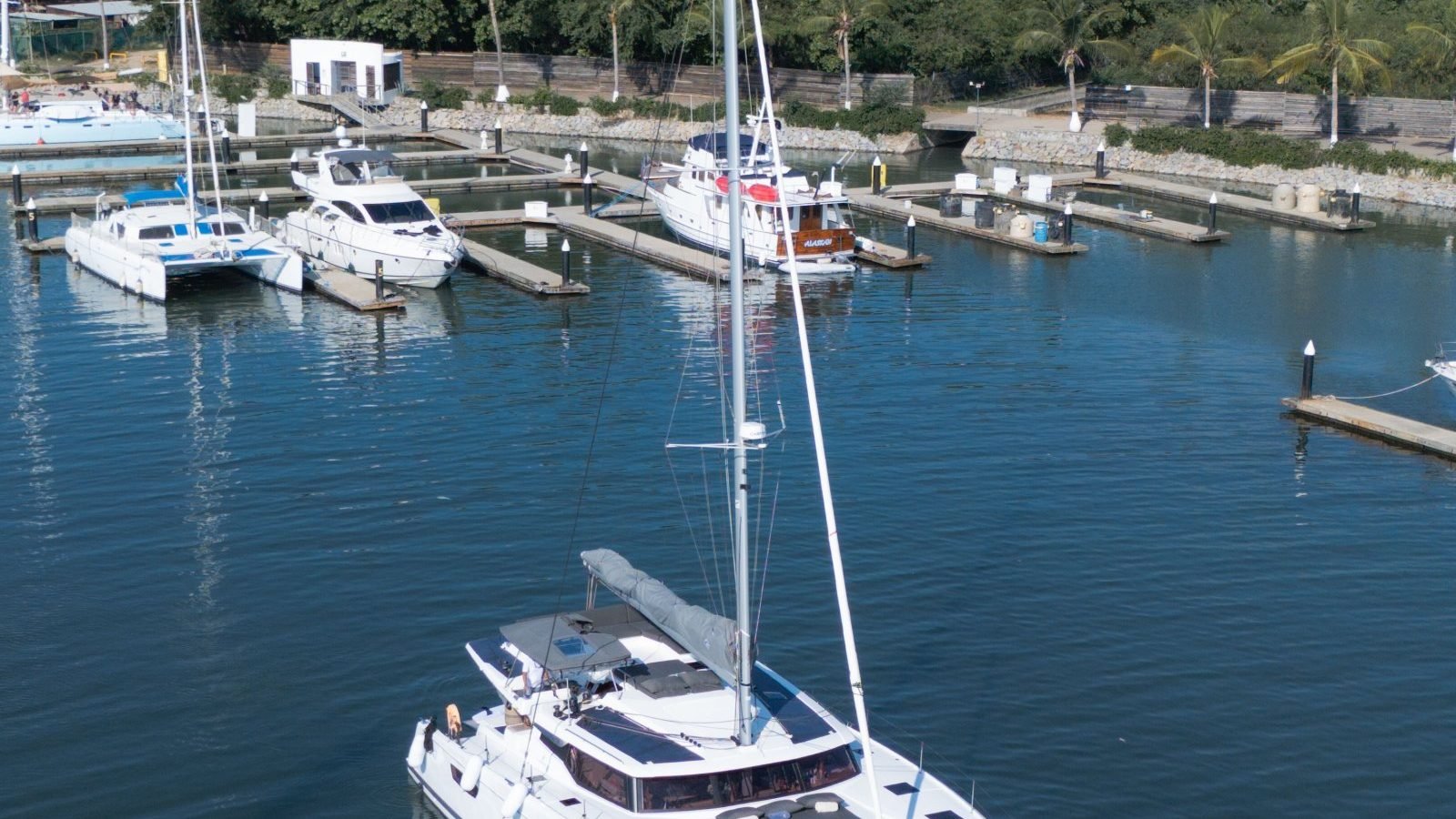 Catamarán saliendo de la marina de La Cruz de Huanacaxtle, escapadas en yate en Bahía de Banderas